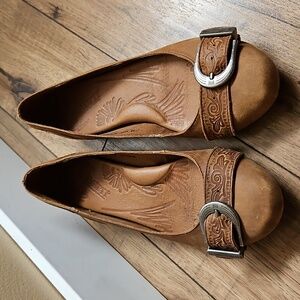 Born Suede Hand Crafted Ballet Flats With Buckle Accent Womens Size 7